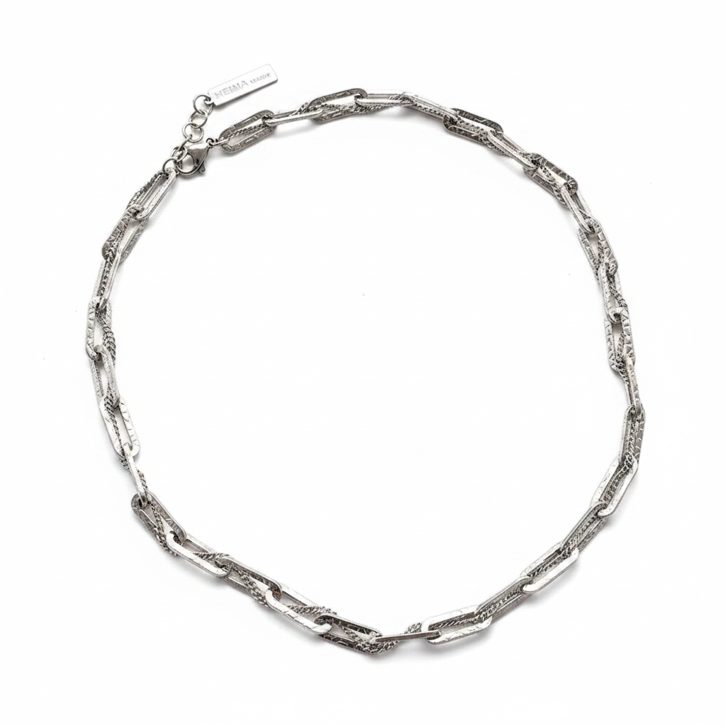 Dubbele laag slangenketting witte achtergrond