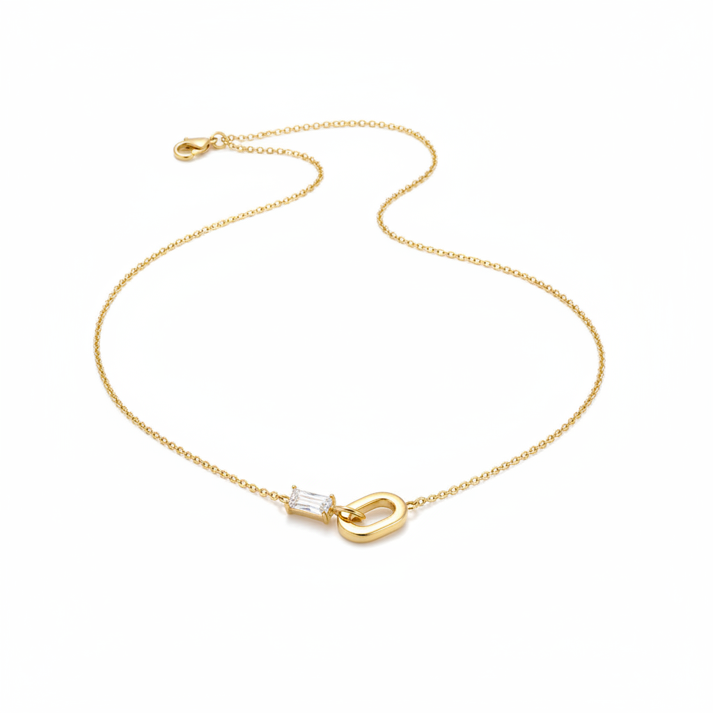 Gouden ketting witte edelsteen witte achtergrond