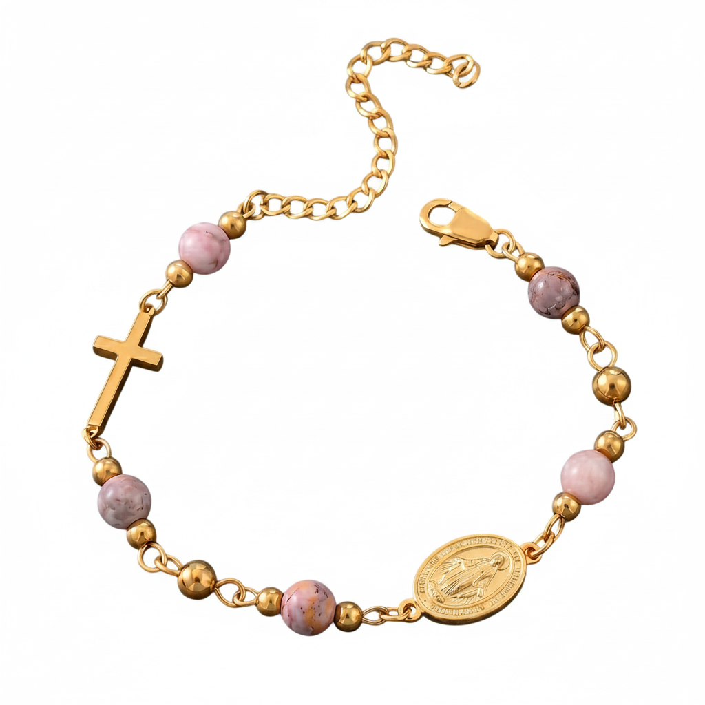 Religieuze gouden armband witte achtergrond
