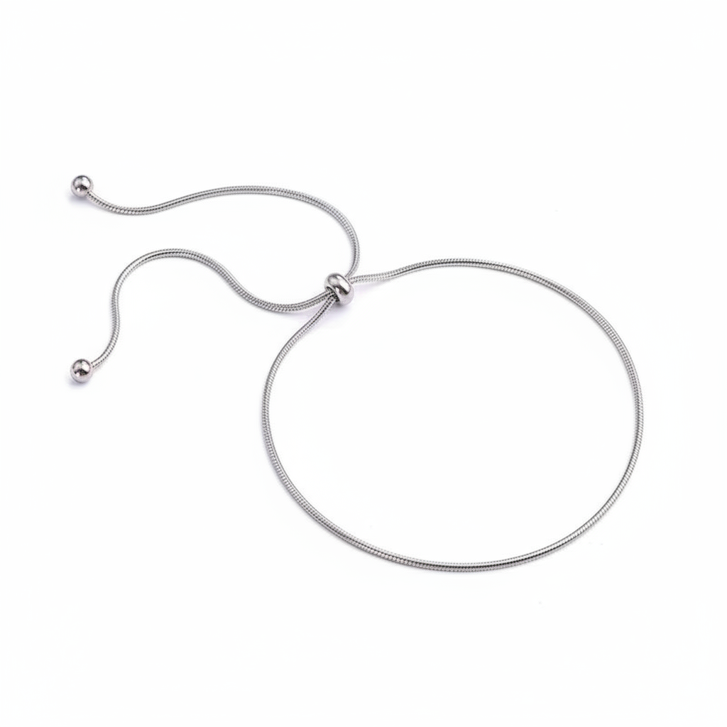 Slanke zilveren armband witte achtergrond natuurlijk licht