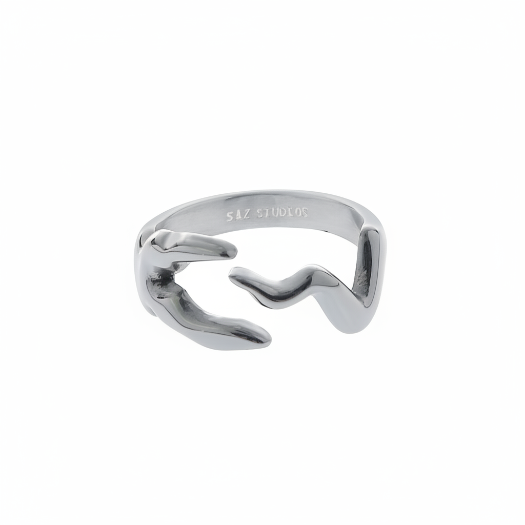 Zilveren ring puur witte achtergrond